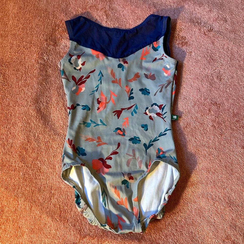 LuckyLeo Dancewear Size: Small